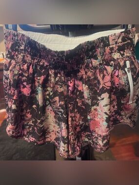 Lululemon Tracker low rise 4” short